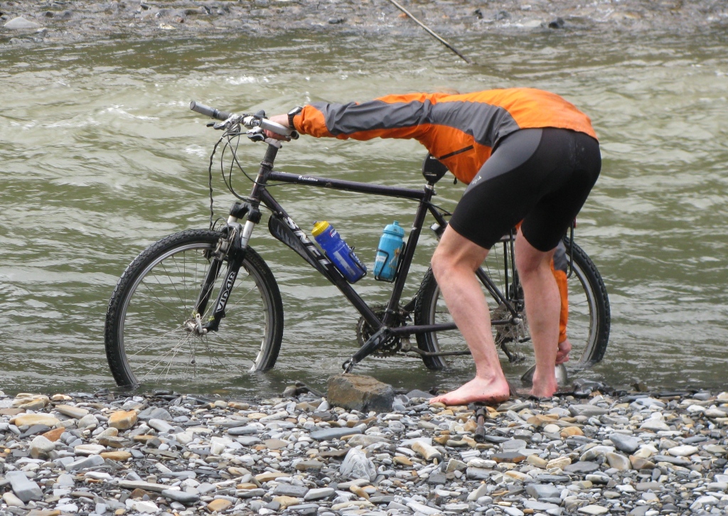 Henk wast fiets in rivier