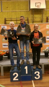 Henk met doos groente rechts op het podium