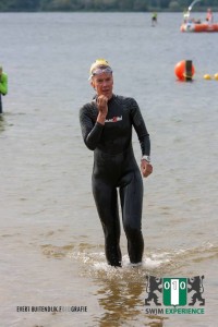 Serieuze blik, in wetsuit