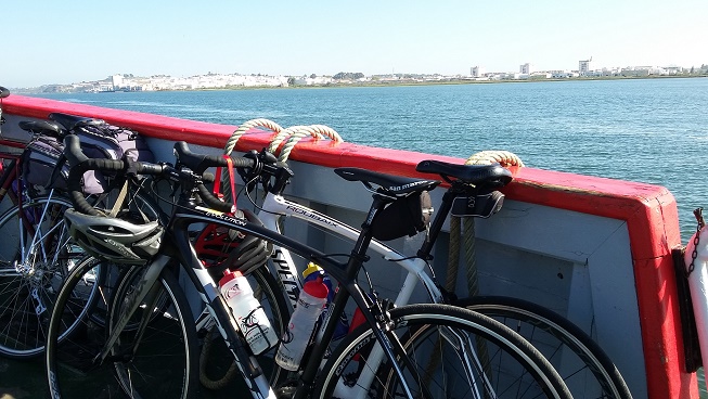 Onze fietsen op het pontje