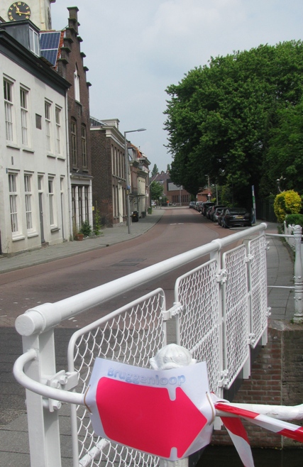 Pijl naar rechts op de Lage Brug, ons huis op de achtergrond