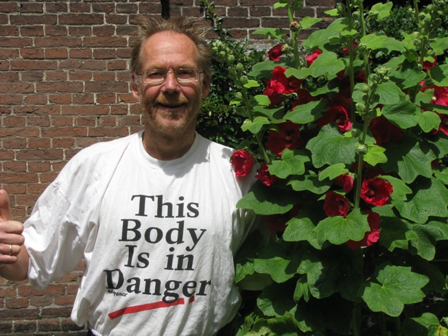 Henk met shirt 'this body is in danger'
