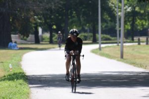 Bijna klaar met fietsen. Ik houd de houding nog net.