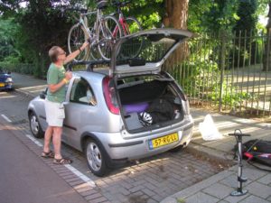 Henk bij auto met fietsen op het dak