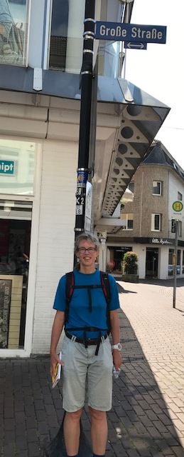 Bij bordje met markeringen en Grosse Strassse