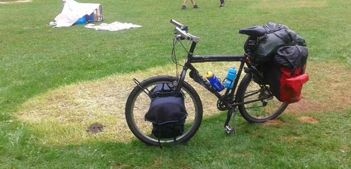 Bepakte fiets voor lichte plek in gras
