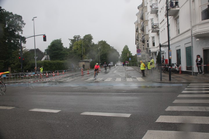 Henk komt aangefietst in de nattigheid