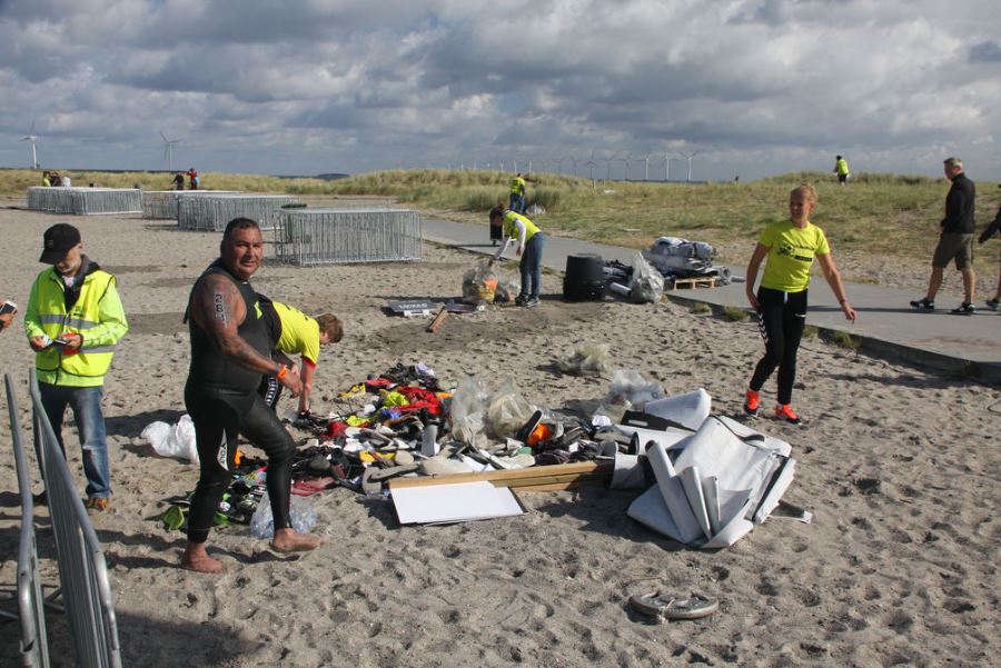 Zooi en mensen op het strandje