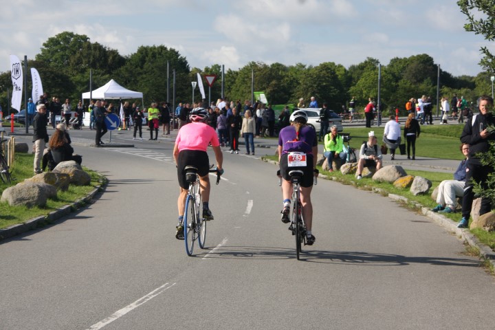 Henk op de fiets op z'n rug gezien