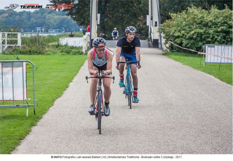 Op de fiets, bruggetje op achtergrond