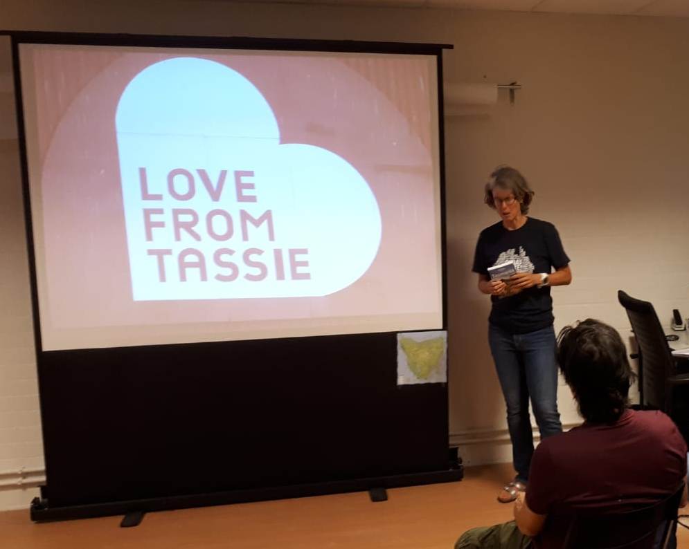 Ik voor scherm met 'Love from Tassie' erop