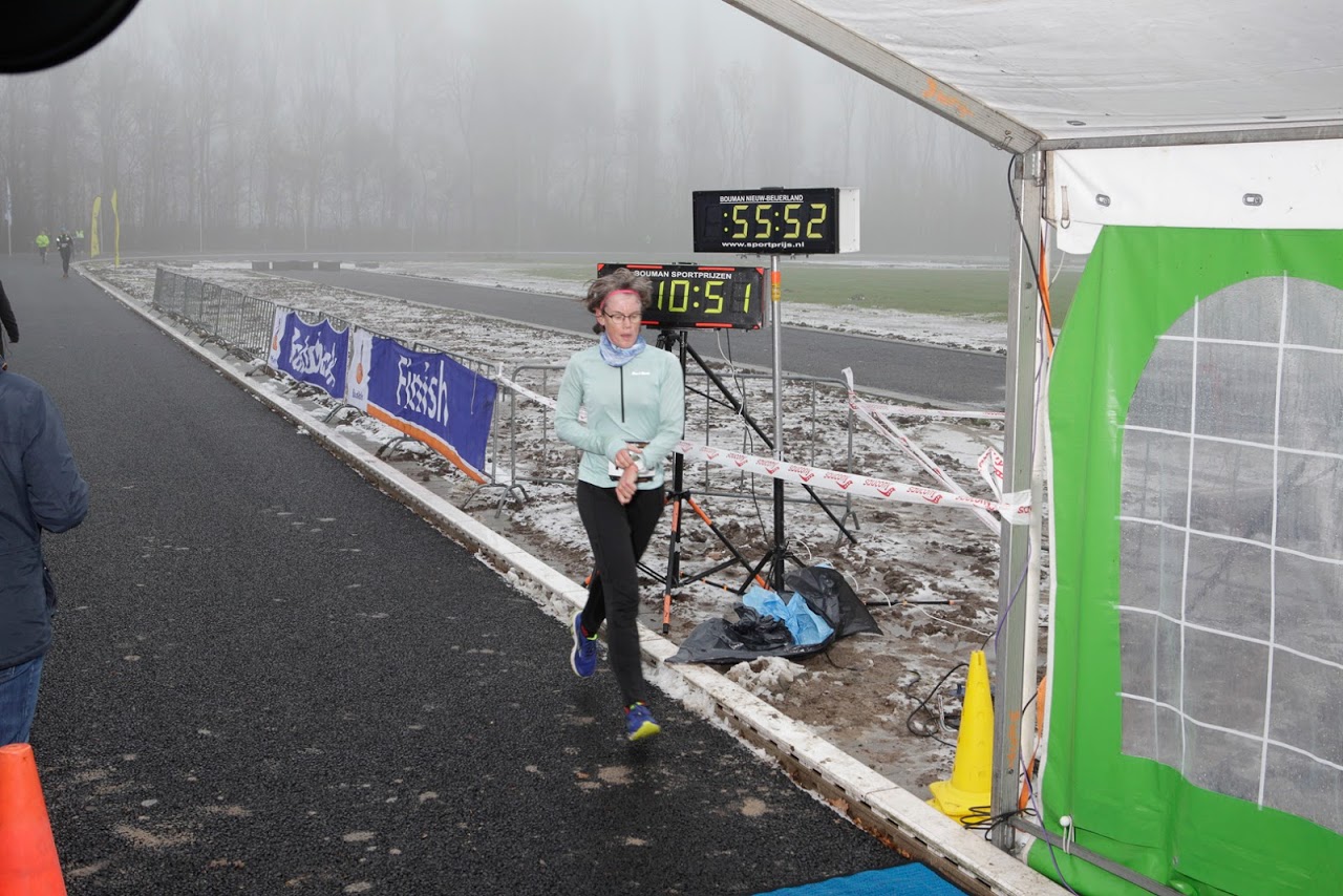 Lopen, atletiekbaan, mist en de klok staat op 55:52