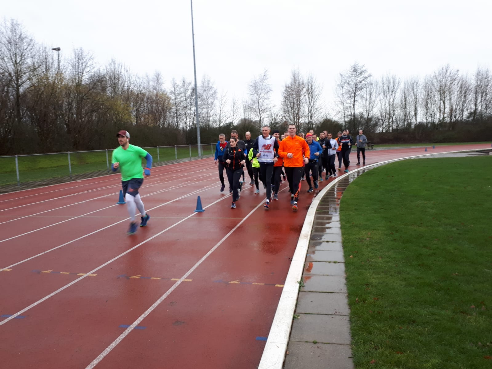 Groepje lopers op atletiekbaan